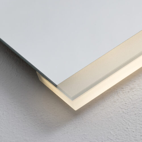 Detaljbild kvadratisk LED-spegel med funktionell belysning