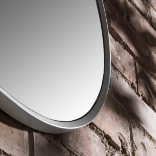 Detaljbild oval dekorativ spegel med vit ram i MDF