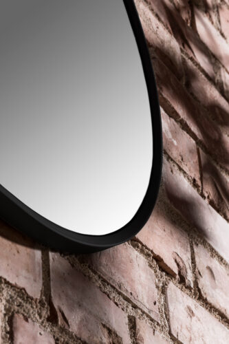Detaljbild oval spegel med svart ram i MDF