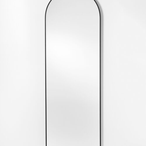 Valvformad spegel med svart aluminiumram