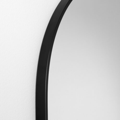 Detaljbild valvformad spegel med svart aluminiumram