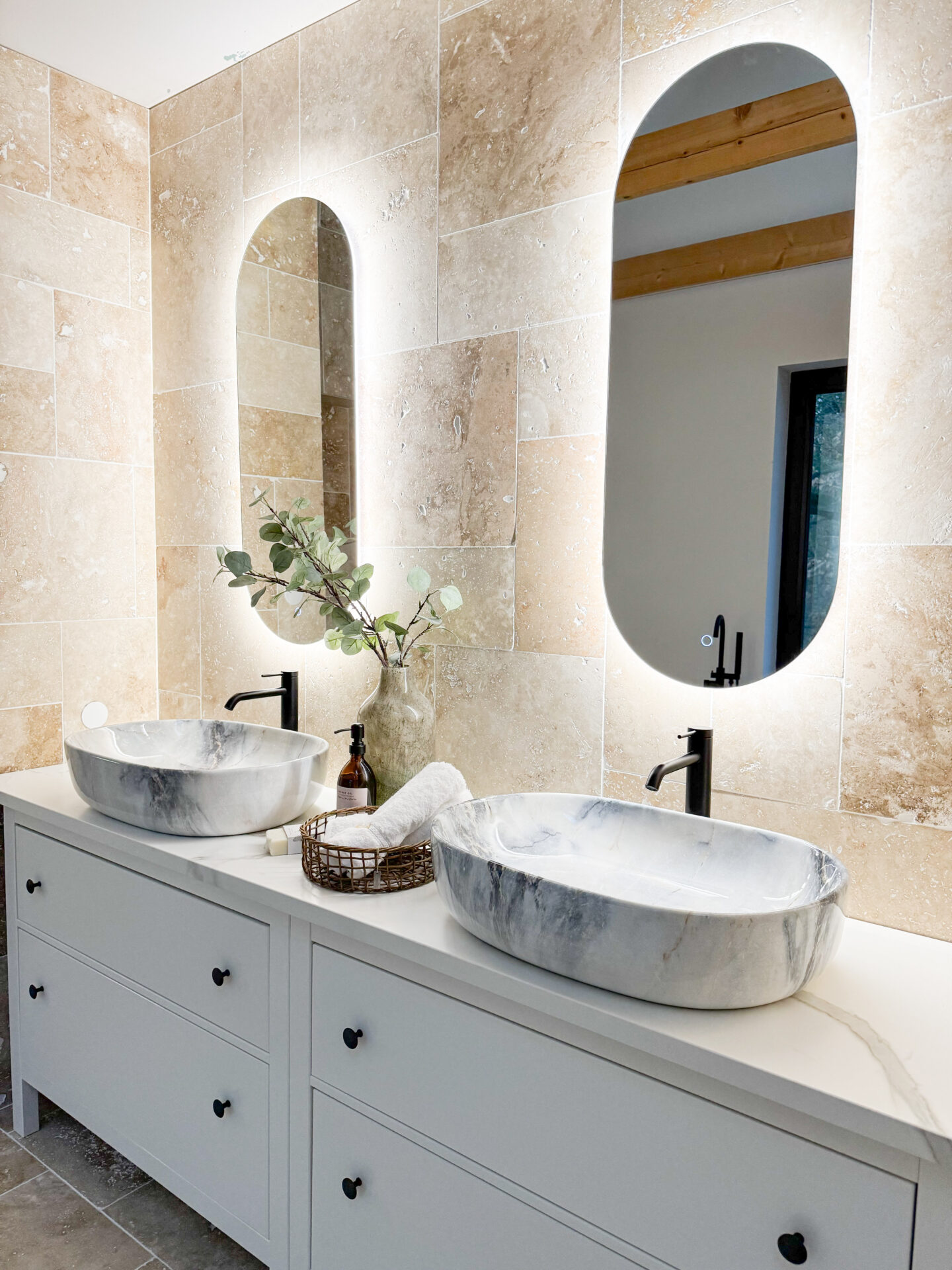 LINA, LED upplyst spegel, Badrumsspegel, Badrumsspegel med LED-belysning, Badrumsspegel oval med LED-belysning